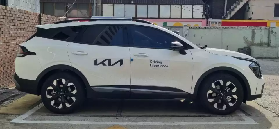 스포티지 LPG 옆모습입니다.