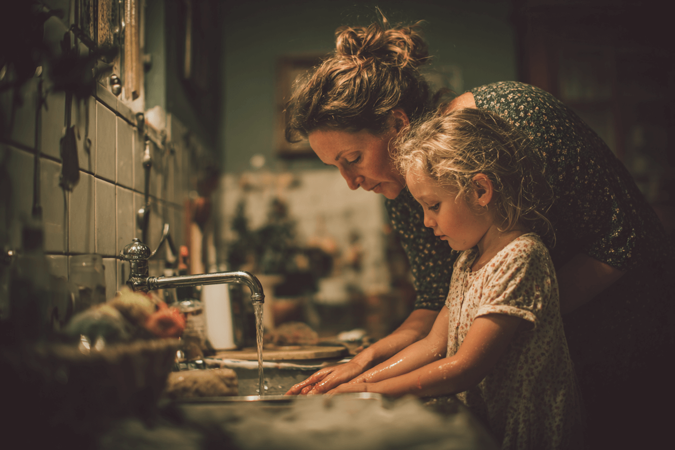 아이와-함께-파프리카를-손질중인-엄마