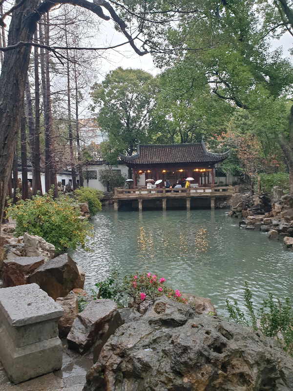 멀리 정자와 물 그리고 바위가 하나의 조화를 이룬다.