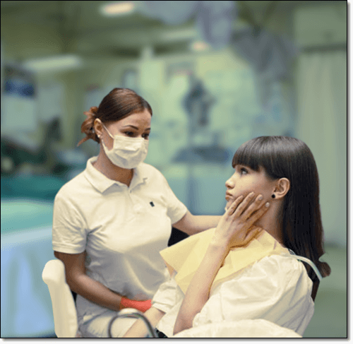 피부 관리 하는 소녀