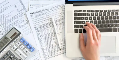 세금 계산하는 모습 사진