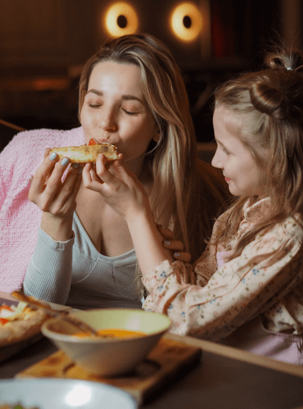 엄마와 딸이 맜있는 피자를 같이 먹는 모습