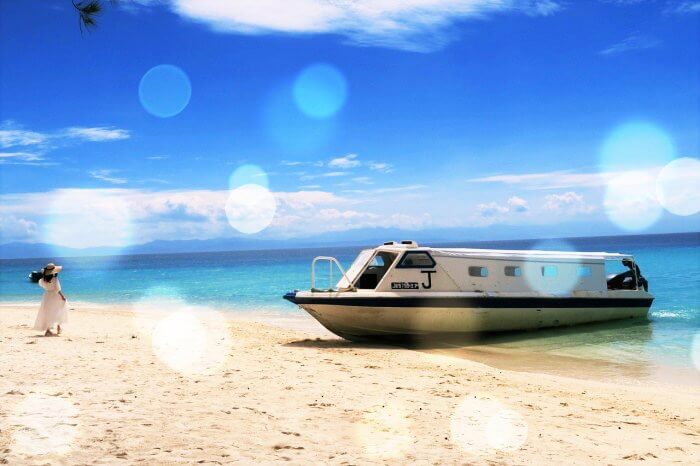 푸른하늘의-요트가있는-바닷가