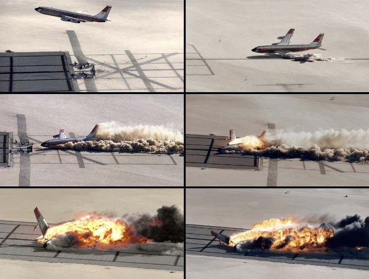 항공사들은 승무원과 승객들을 대상으로 정기적인 비상 대피 훈련과 시뮬레이션을 실시한다