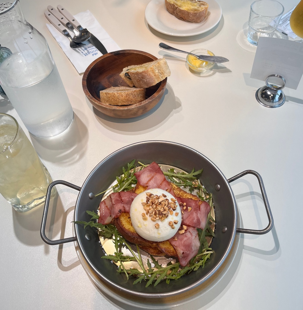 브런치 카페 ‘어몽스트(Amongst)’