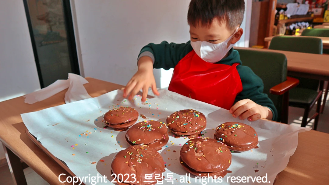 초코빵 위에 무지개색 스파클링을 뿌려 장식한다.