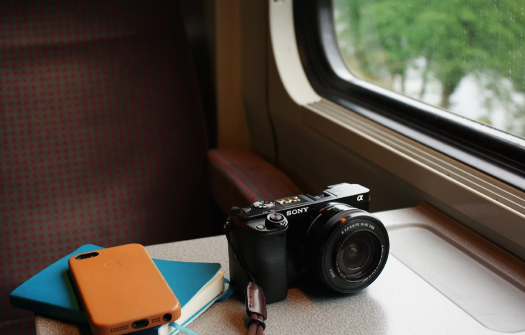 여행 사진을 찍는 카메라 이미지