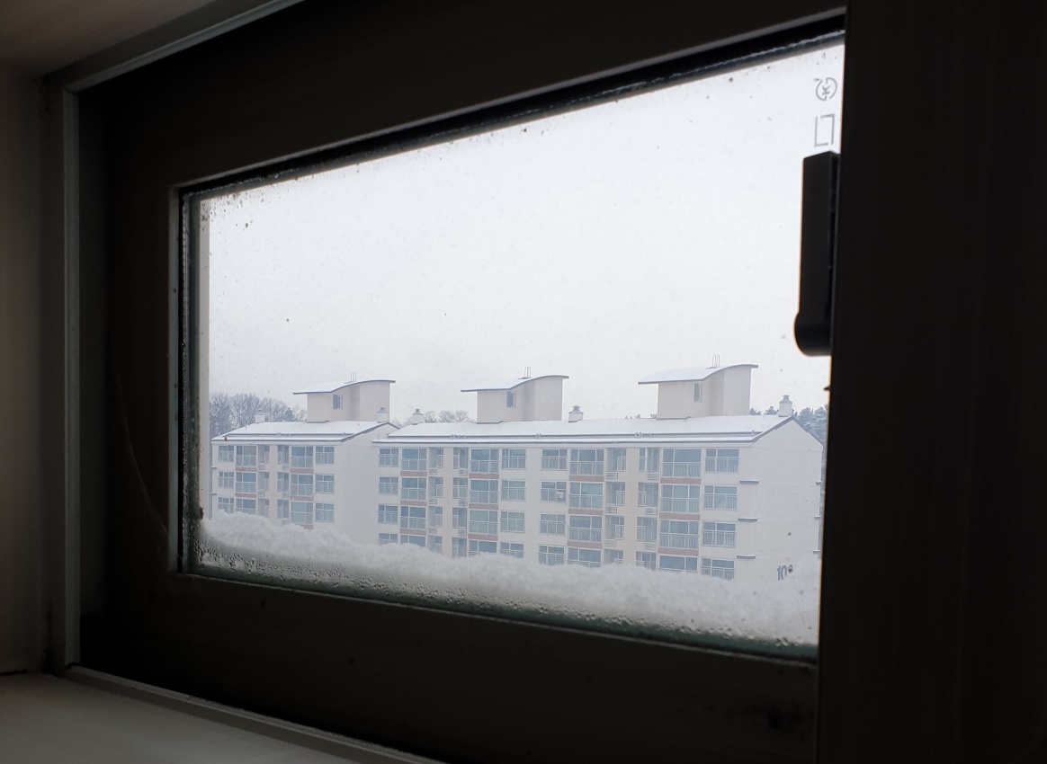 집-아파트-창문-눈-겨울