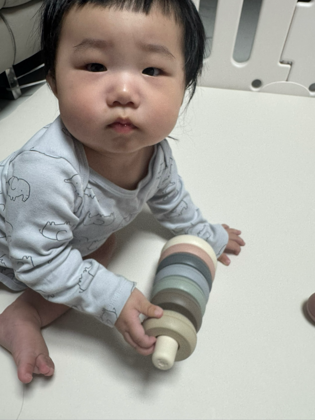 머시 스태킹 링을 가지고 노는 아기 이미지