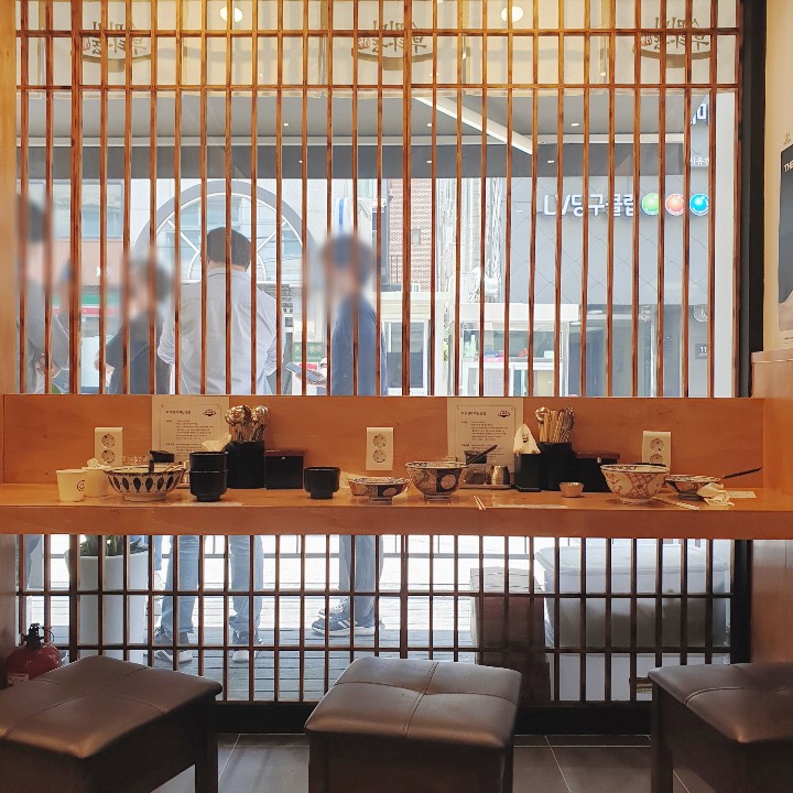 스미비부타동-혼밥하는-사람들을-위한-자리-나무창이-보인다