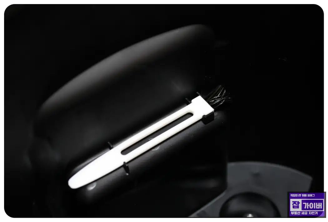가습기 내부를 브러시로 세척하는 장면