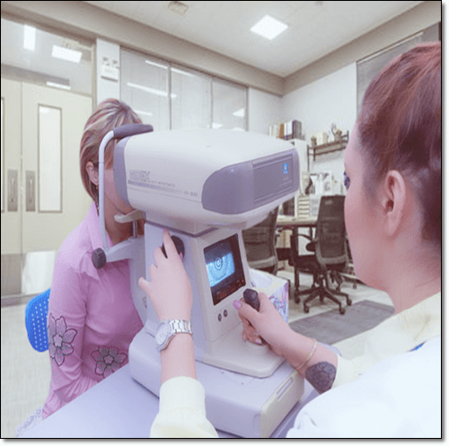 눈 검사하는 여성