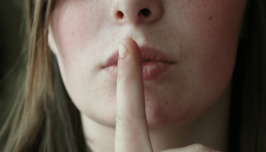 입술이 마르는 입술가 되는 관리 미흡 입술을 손가락으로 가리고 있다