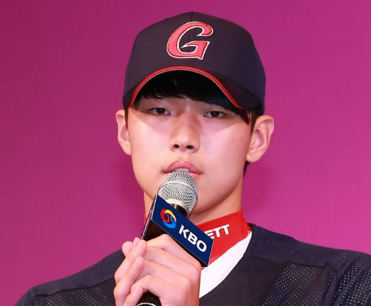 롯데 홍민기 투수, 알고 보면 더 흥미로운 이야기들!