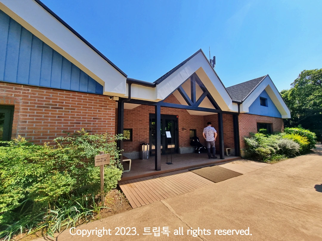 벽돌로 삼각형 지붕을 가진 건물