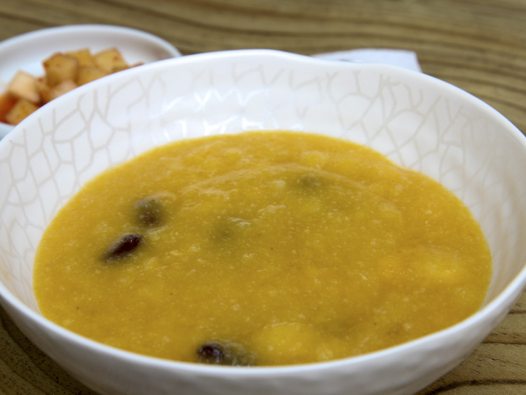 통영 장사의신 미스터리의 사진 한 컷 고구마로 만든 빼데기죽, 우동 위에 짜장소스 우짜 맛집 추천