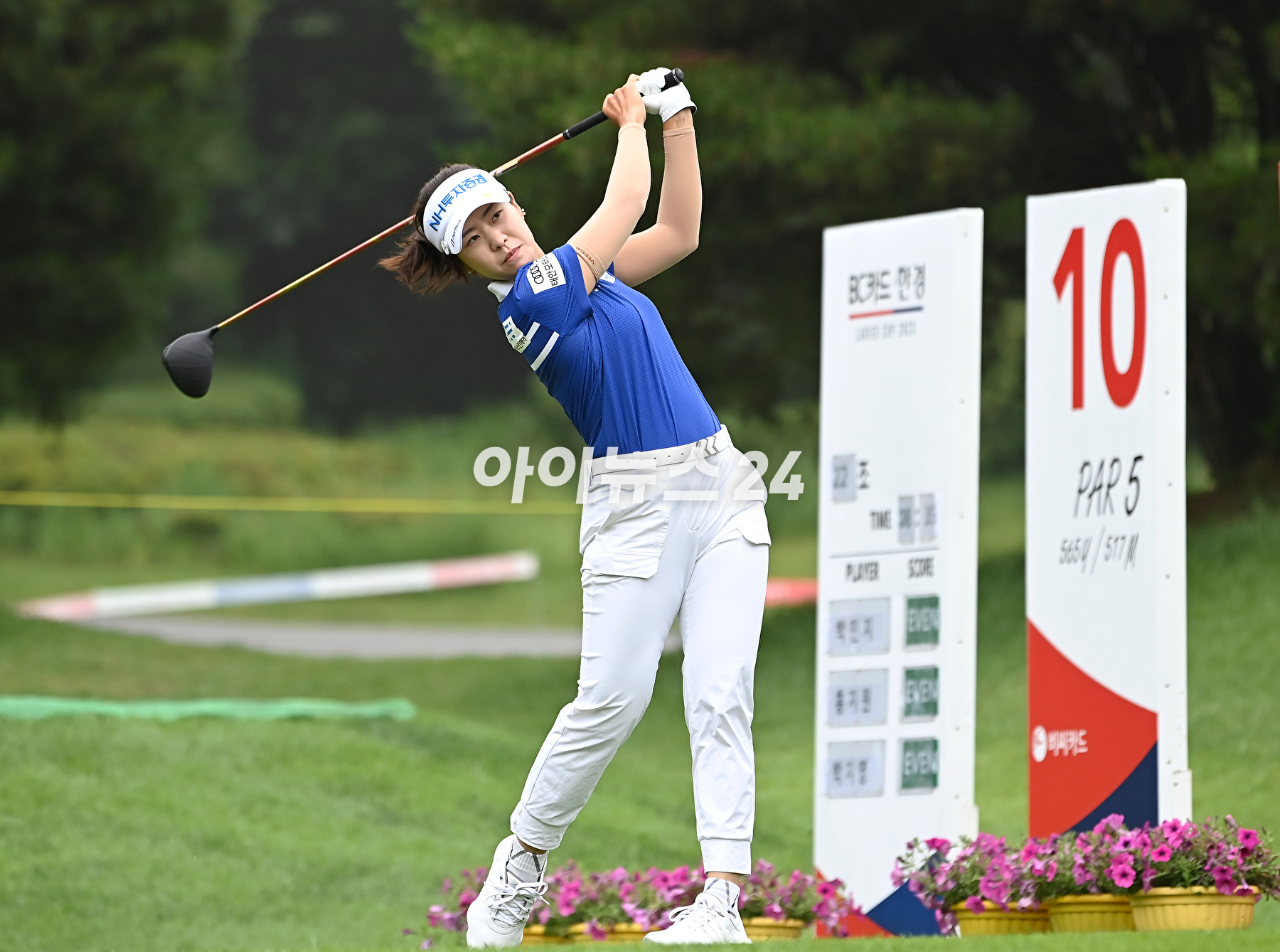 박민지(25&middot;NH투자증권)가 한국여자프로골프(KLPGA) BC카드&middot;한경 레이디스컵(총상금 8억원)에서 짜릿한 역전 우승으로 타이틀 방어에 성공했다. 대회 최종 3라운드에서 버디 6개와 보기 한 개를 묶어 5언더파 67타를 기록했다.박민지가 경기를 마무리하고 있다. [사진=곽영래 기자]