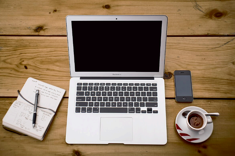 정리된 책상 위 노트북과 스마트폰, 디지털 디톡스 시작을 상징