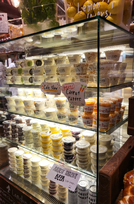 다양한 크림치즈가 판매되고 있는 진열대