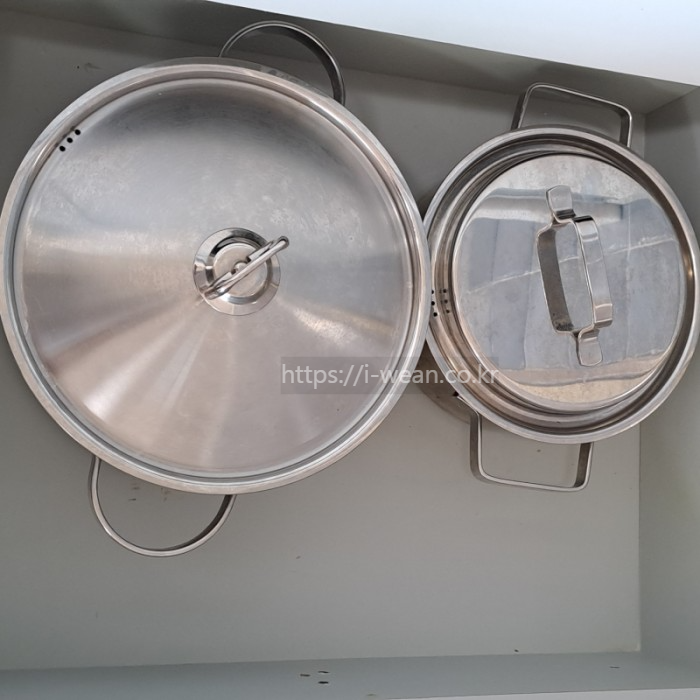 서랍안에 냄비가 있습니다.