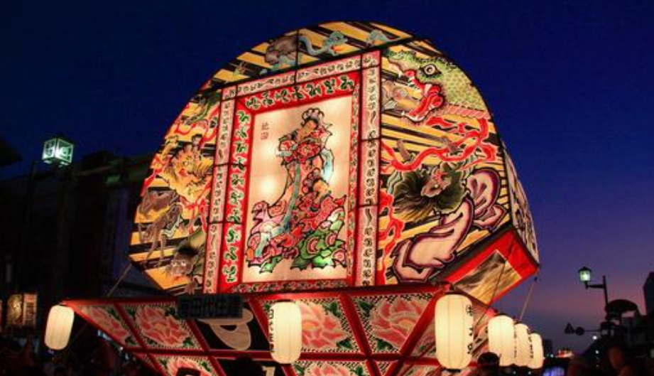 밤에 큰 등이 켜 져있는 네푸타축제의 모습