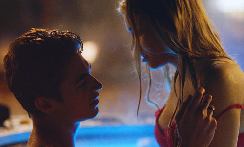 서로 사랑을 나누는 남녀의 모습