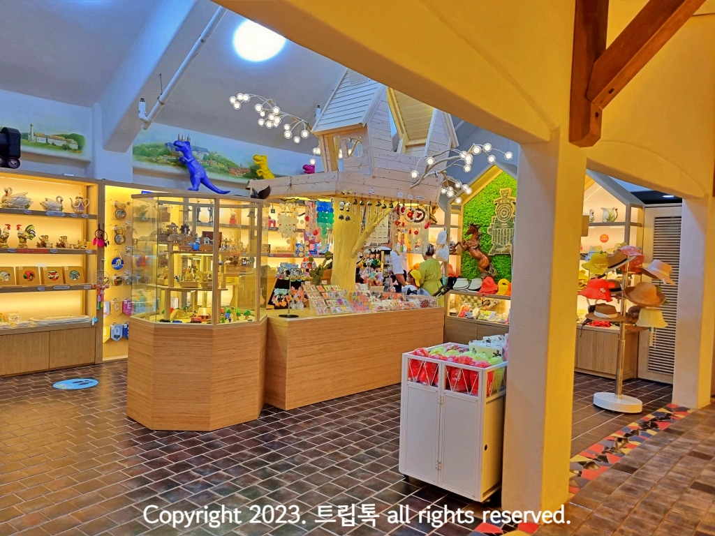 우드톤의 실내에 모자와 인형&amp;#44; 장신구등이 진열되어있다