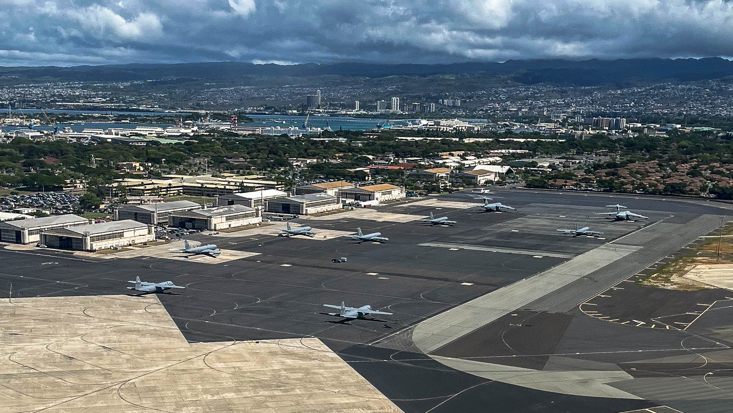 비행기에서 본 하와이 히캄 공군기지