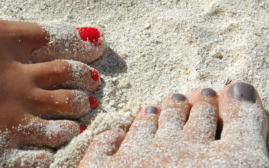 해변 맨발 걷기 모습