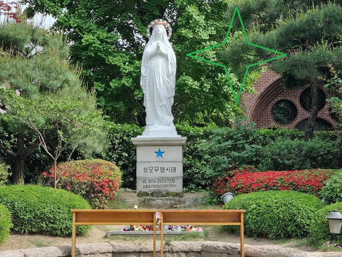 명동성당 주보성인이신 무염시태 성모님(원죄없이 잉태되신 성모님)입니다.