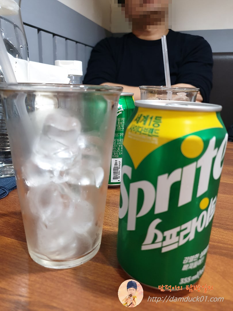 얼음컵과 캔 스프라이트