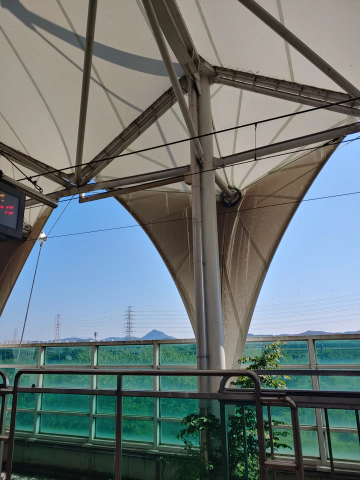 드넓은-바다-위의-흰-돛단배를-형상화한-아름다운-'월곶역'