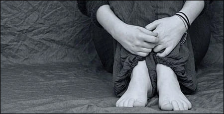 혼자 앉아있는 여성