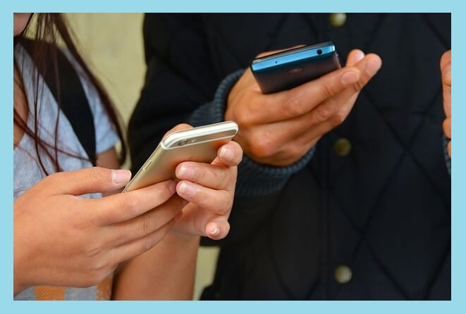 스마트폰-든-손들