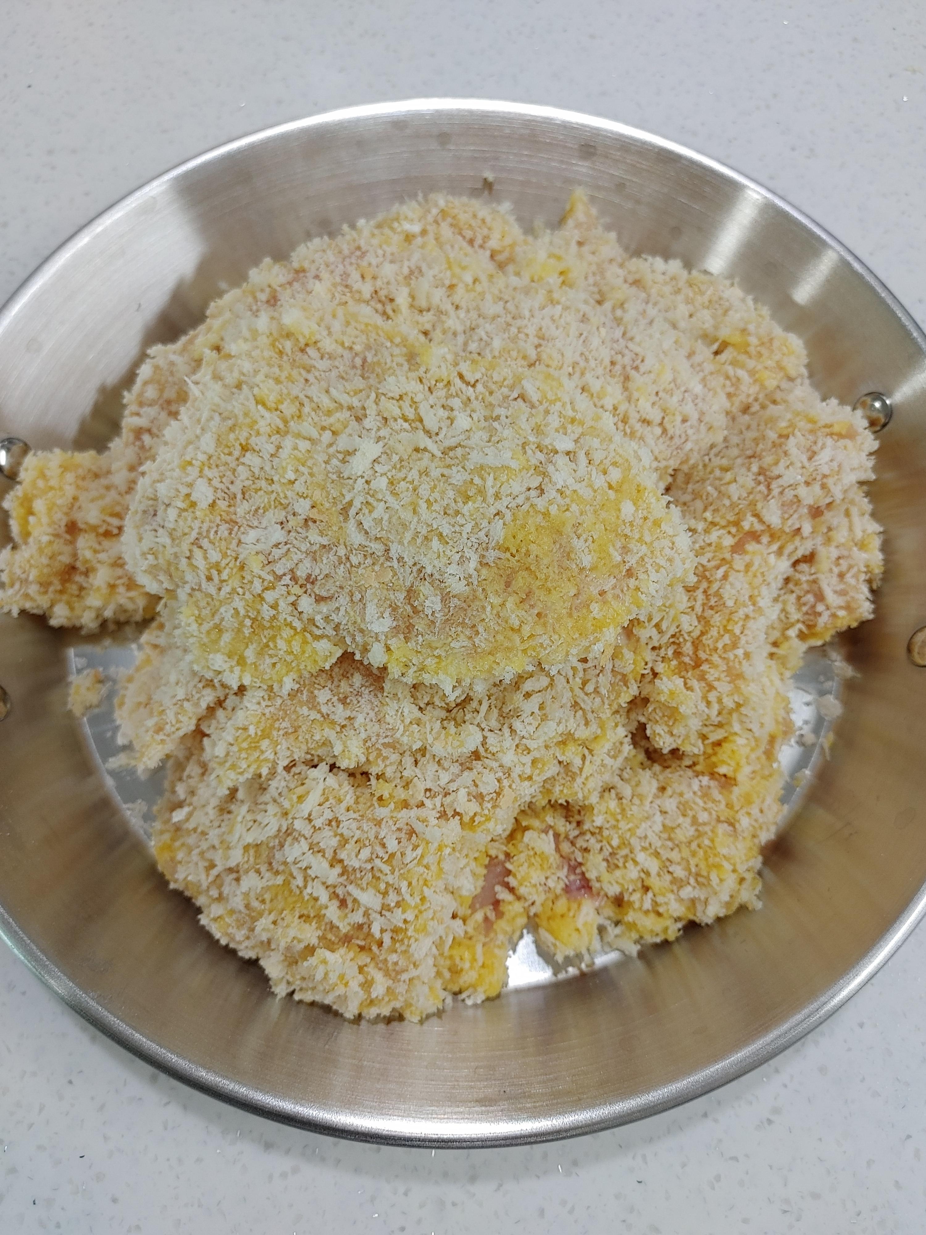 계란입힌-닭가슴살에-빵가루입히기