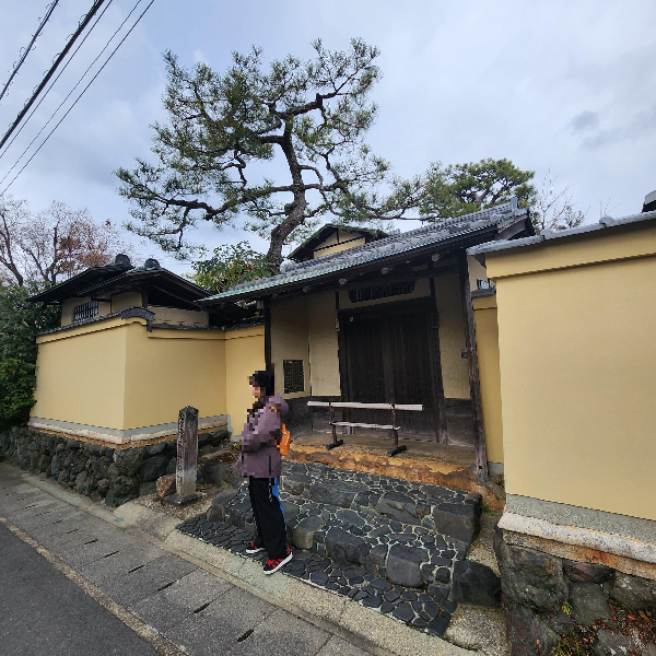 일본 집 앞에서 서 있는 아내