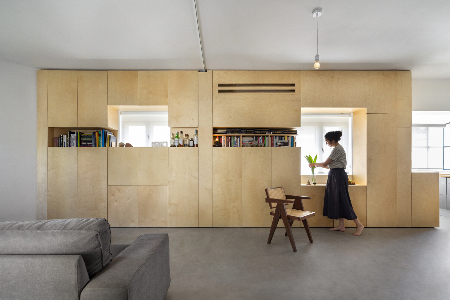 거실에-위치한-붙박이장-앞에-서-있는-여성