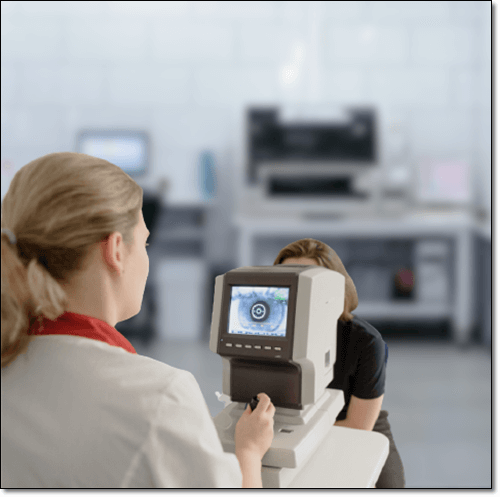 눈 검사하는 여성