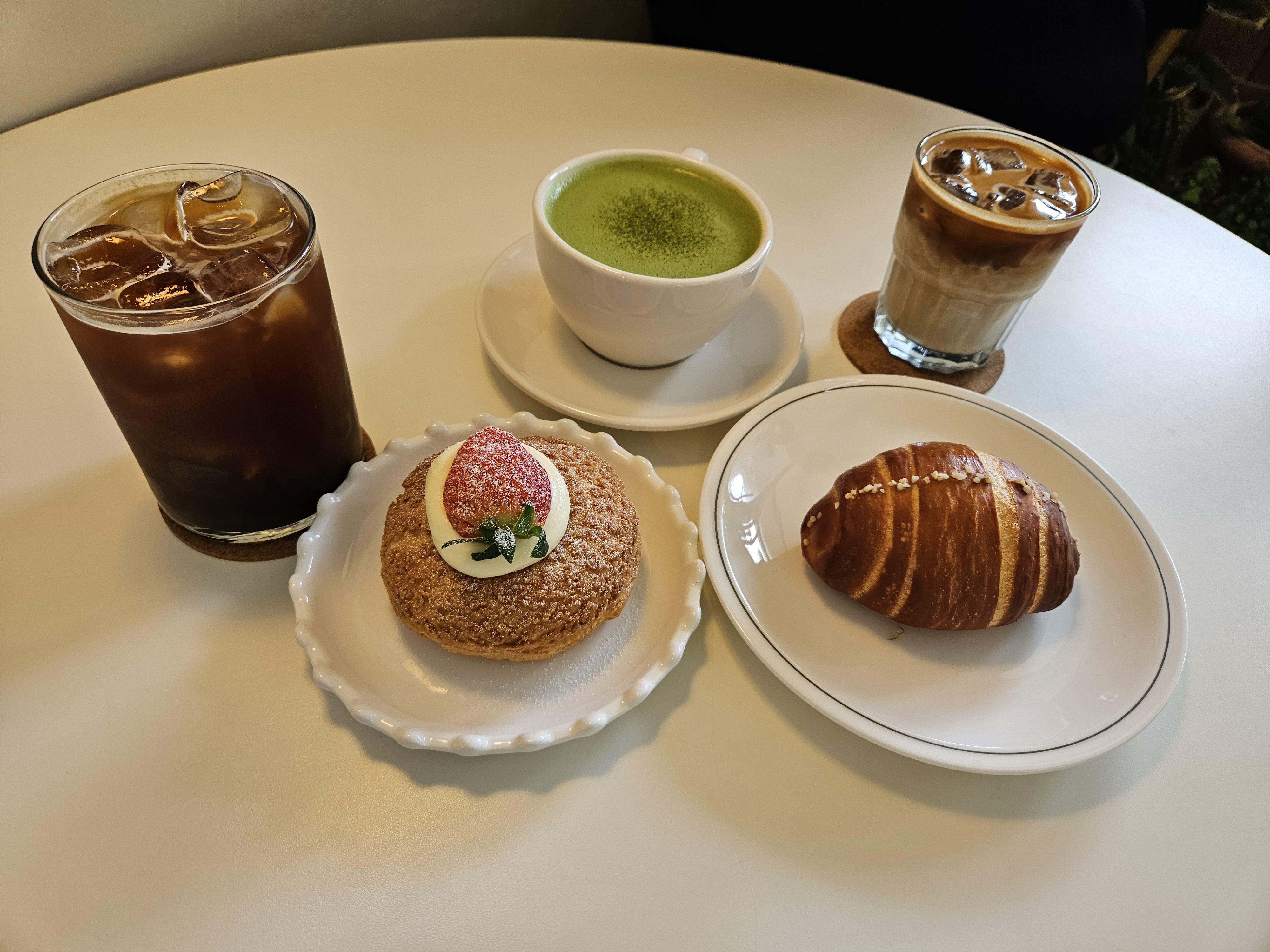 카페 주문 메뉴(아이스 아메리카노, 말차라떼, 플랫화이트, 딸기 쿠키 슈, 소금빵)