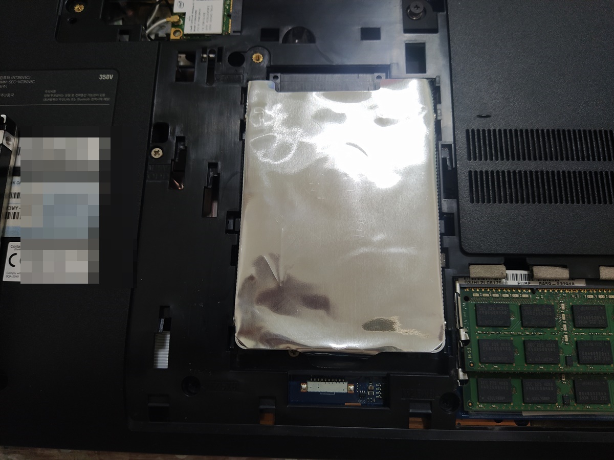 하드디스크를 제거하고 SSD로 교체하는 중 