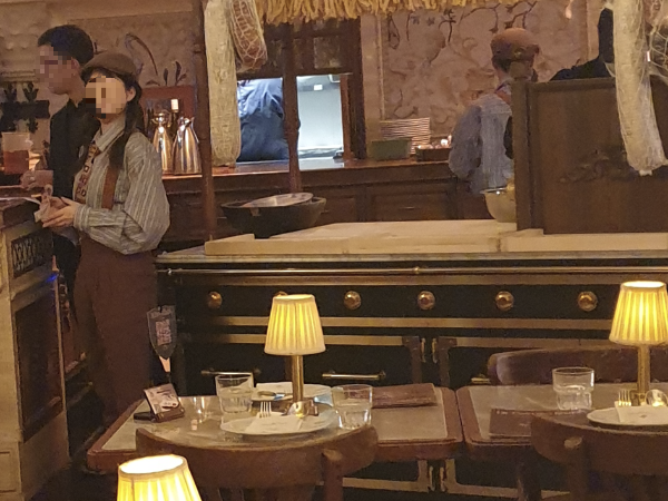 직원들이 고객을 살피며 서 있다.