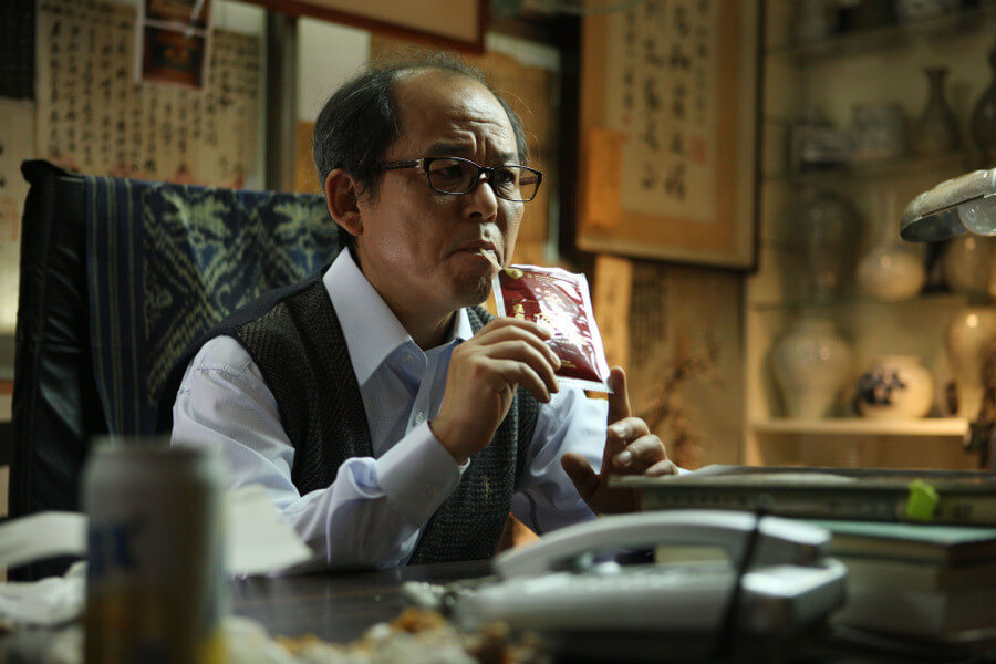 즙에 빨대를 꽂고 마시고 있는 창인의 파트너 성식