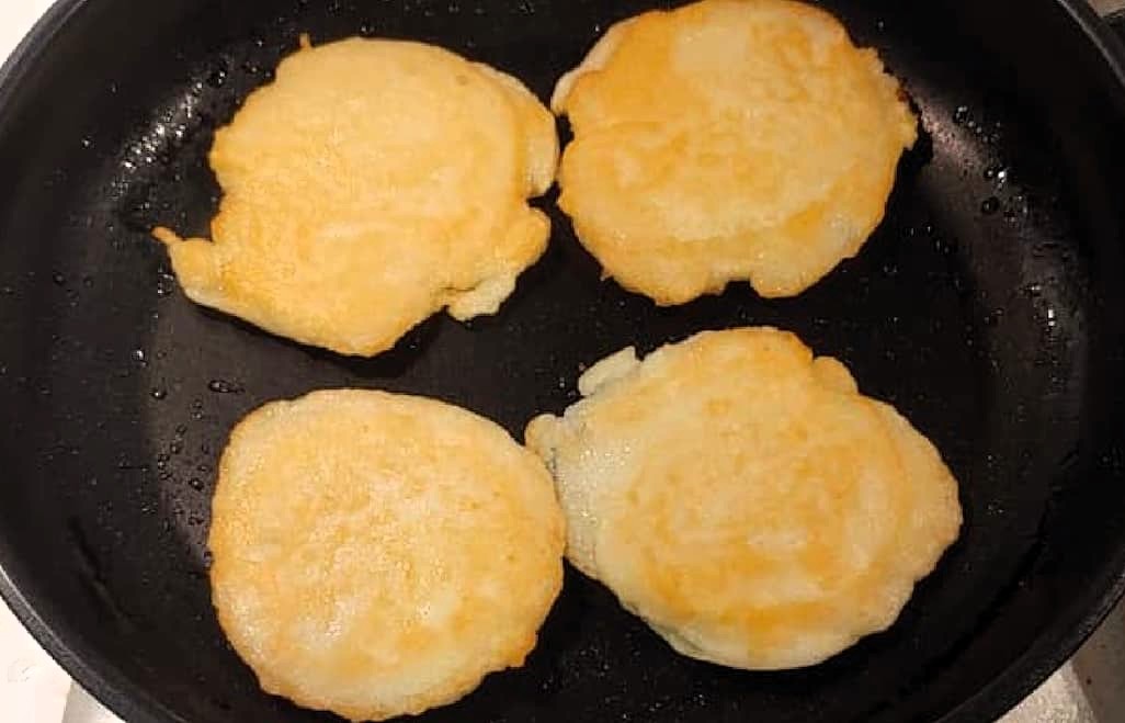 노릇하게 구워진 초간단 감자전