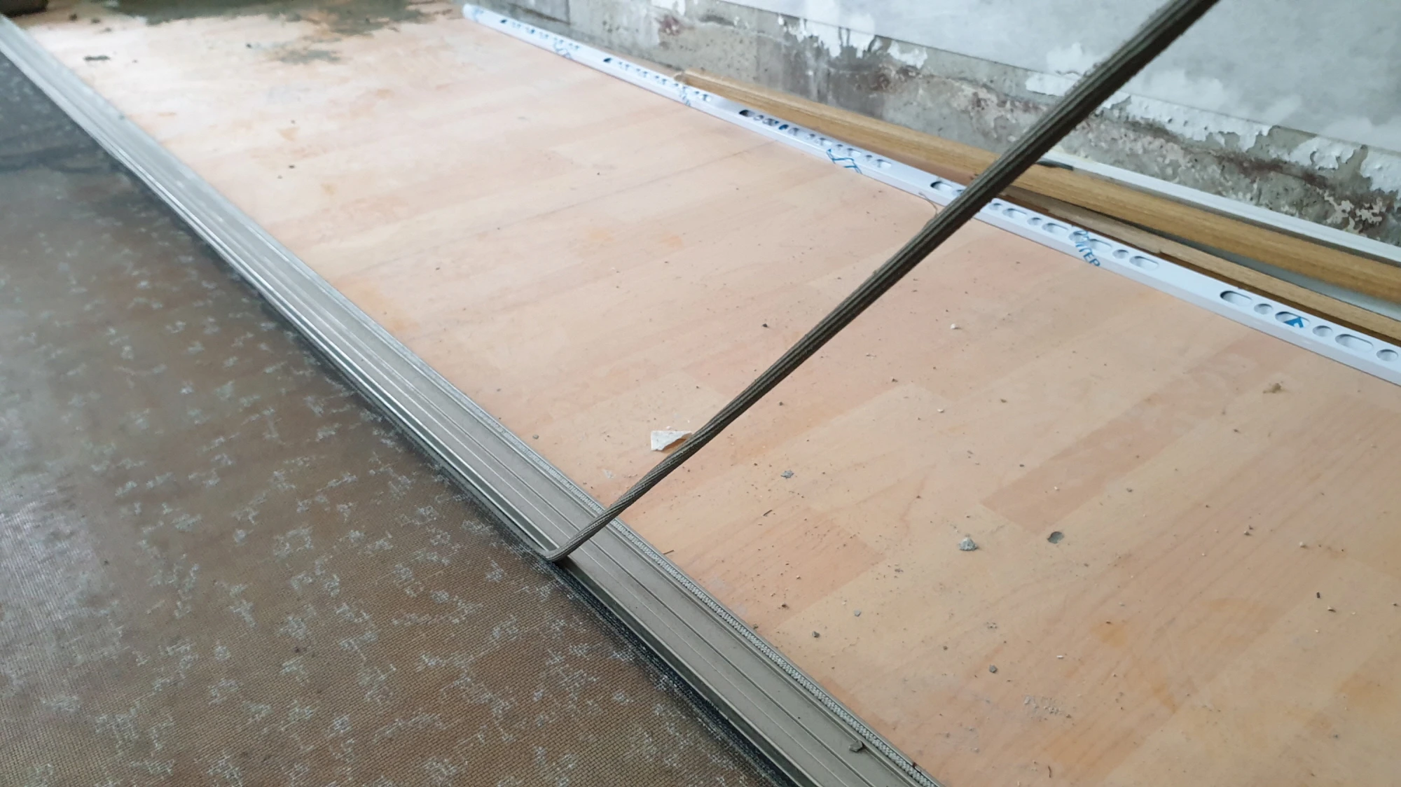 방충망 브래킷 빼는 모습