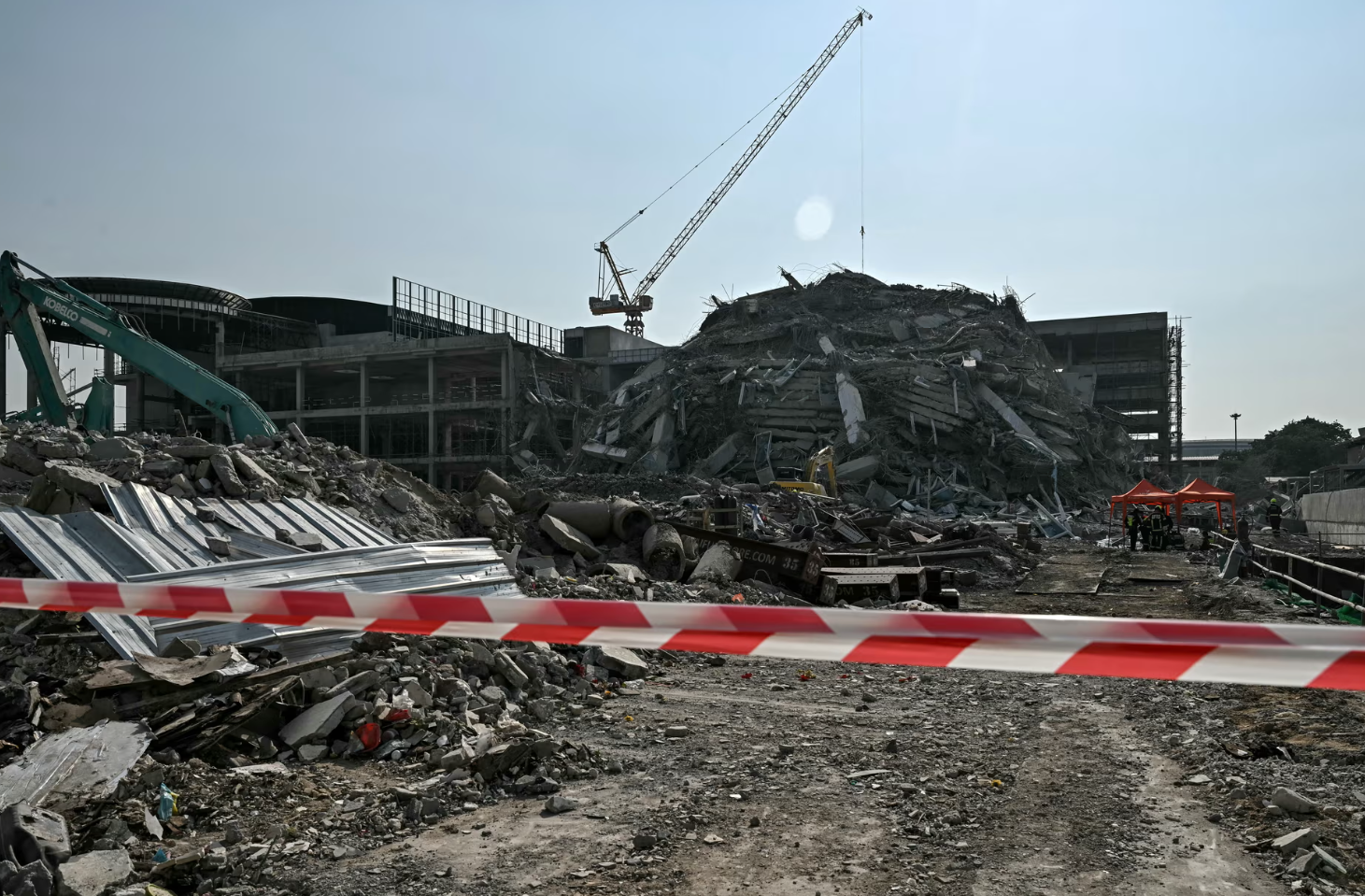 지진 후 방콕에서 건물이 무너진 건설 현장에서 구조대가 보인다.