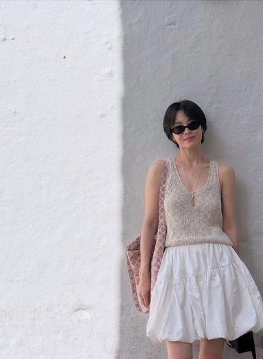 송혜교 4만원대 DE LA MUR 가방&amp;#44; 스페인 여행에서 자연스럽게 멋스러운 코디