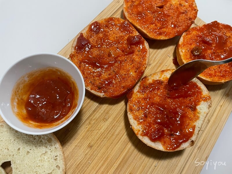 토마토-소스-바르기