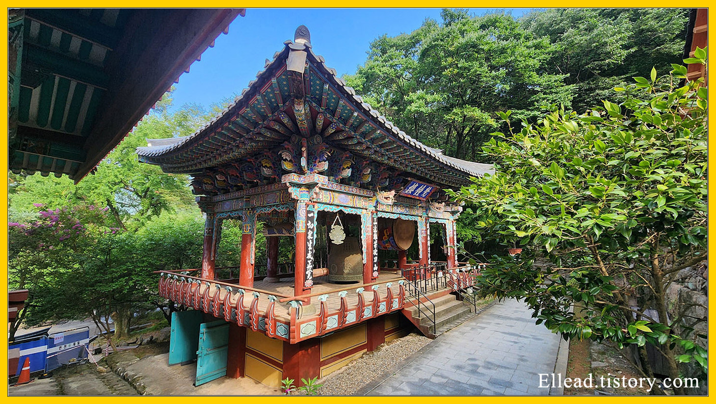 화려한 단청의 범종루