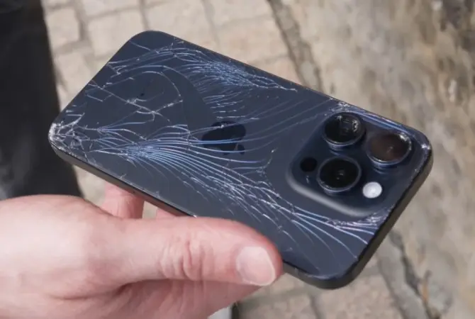 아이폰15-낙하테스트-깨진-후면-유리