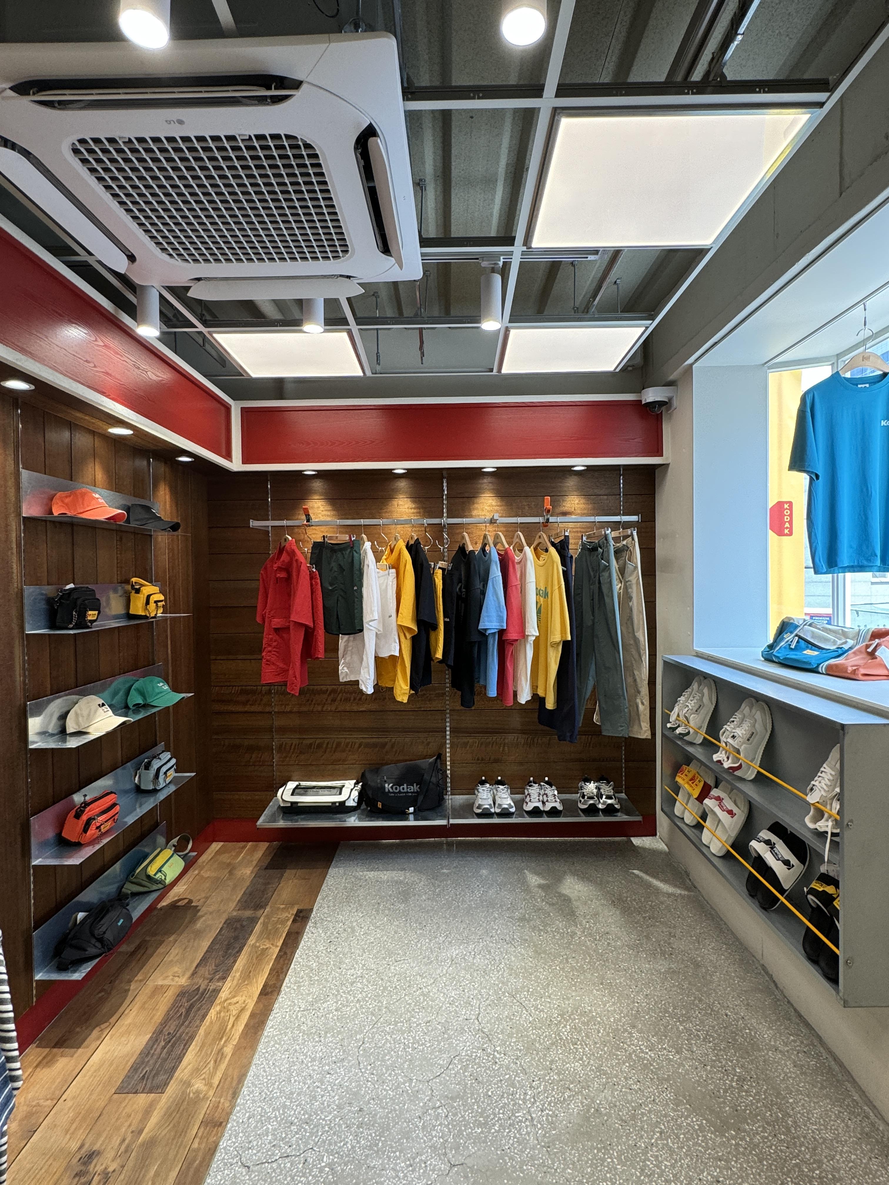 성수-코닥코너샵-2층-의류-잡화